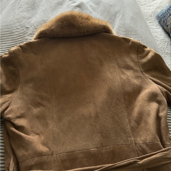 Immaculate natural suede color coat with real fur collar.
Size M - Picture 4 of 9
